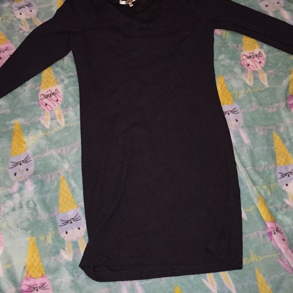 A black dress - Picture 2 of 2